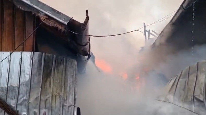 NEWS.ro: Prahova: Incendiu puternic la o locuinţă din satul Homorâciu / Focul s-a extins rapid, pe 400 de metri pătraţi, în gospodărie fiind depozitat mult lemn