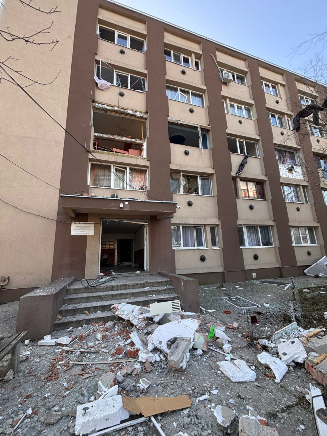 NEWS.ro: Prefectura Buzău: Instalaţia de gaze a blocului unde a avut loc explozia din weekend avea verificările expirate