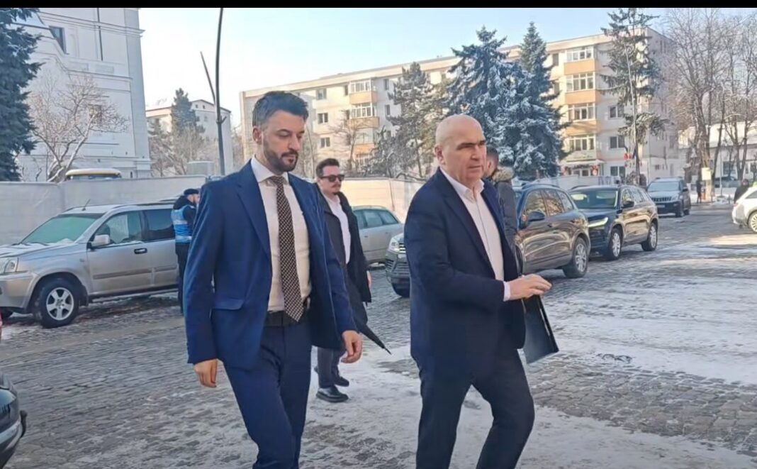 NEWS.ro: Premierul Ilie Bolojan, la Botoşani, pentru a se întâlni cu primarii. El a fost huiduit de un grup de protestatari, la sosirea la Primărie - FOTO, VIDEO