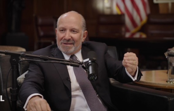 NEWS.ro: Preşedinta BCE a ieşit din sală la un dineu la Davos, exasperată de discursul secretarului american al comerţului care critica Europa. Oficialul SUA a fost huiduit, iar gazda a încheiat evenimentul înainte de desert