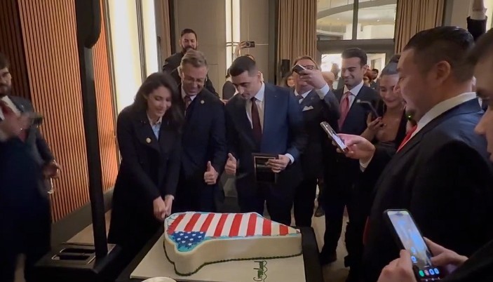 NEWS.ro: Preşedintele AUR George Simion a tăiat un tort în forma Groenlandei, acoperit cu steagul american, în vizita pe care o efectuează în SUA