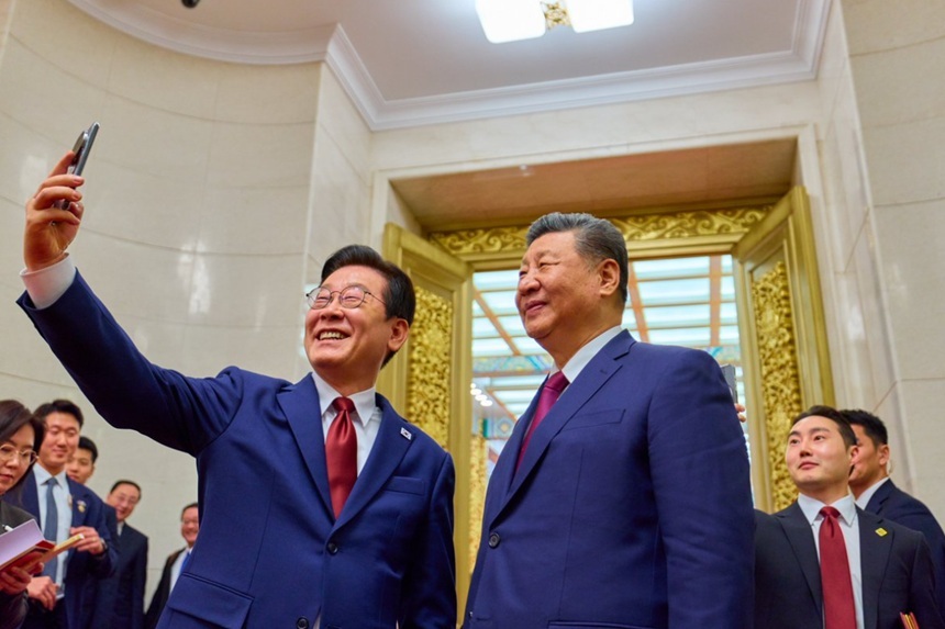 NEWS.ro: Preşedintele sud-coreean Lee Jae Myung anunţă la Shanghai, la finalul vizitei sale în China, că i-a cerut ajutorul lui Xi Jinping în vederea unei ”îngheţări” a a programului nuclear nord-coreean, în schimbul unei ”compensaţii”