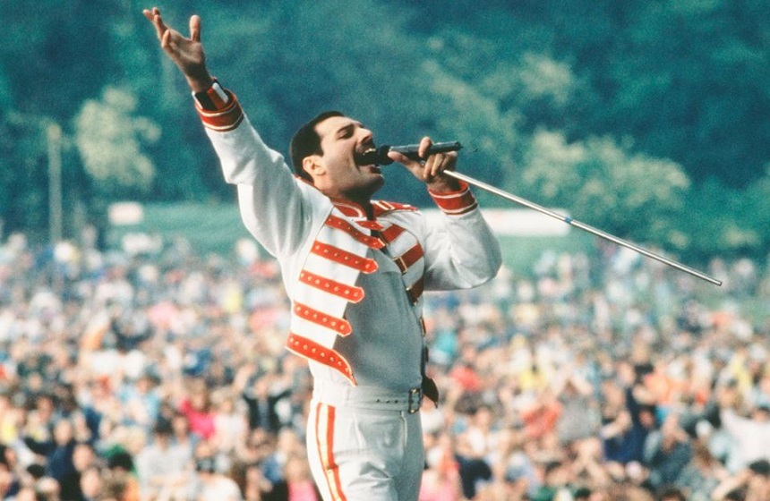 NEWS.ro: Presupusa fiică a cântăreţului Freddie Mercury a murit la vârsta de 48 de ani