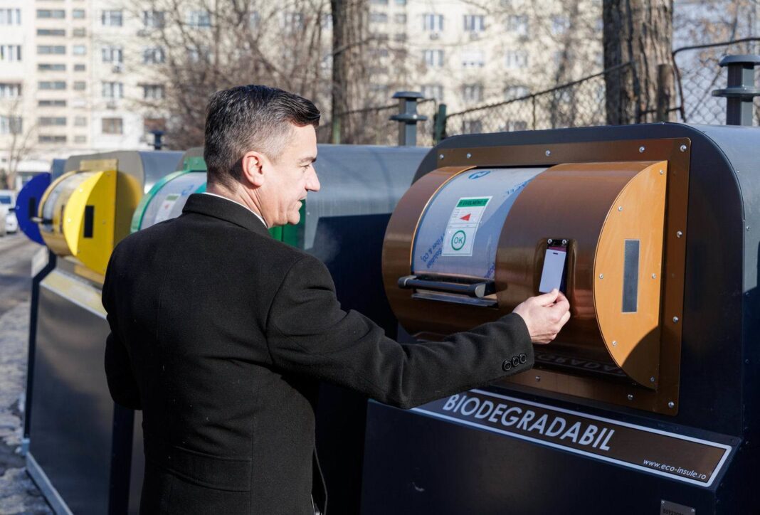 NEWS.ro: Primăria Iaşi va instala în oraş containere digitalizate pentru colectarea gunoiului, iar accesul locatarilor va fi permis doar cu un card sau cu o aplicaţie instalată pe telefonul mobil. Investiţia se ridică la peste 24 de milioane de lei