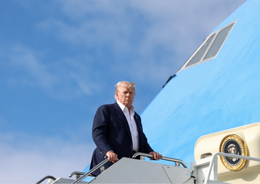 NEWS.ro: ”Probleme electrice minore” la aeronava care-l transporta pe Donald Trump către Davos, anunţă Casa Albă / Preşedintele schimbă avionul