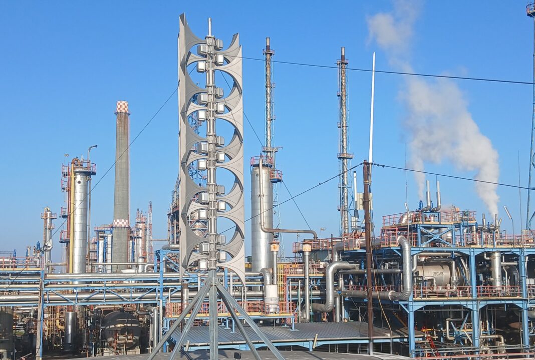 NEWS.ro: Protest al angajaţilor Rafinăriei Petromidia, deoarece conducerea nu doreşte să le mărească salariile cu 1500 de lei /Sindicaliştii anunţă suspendarea negocierilor şi declanşarea conflictului de muncă / Compania susţine că nu poate mări salariile în 2026