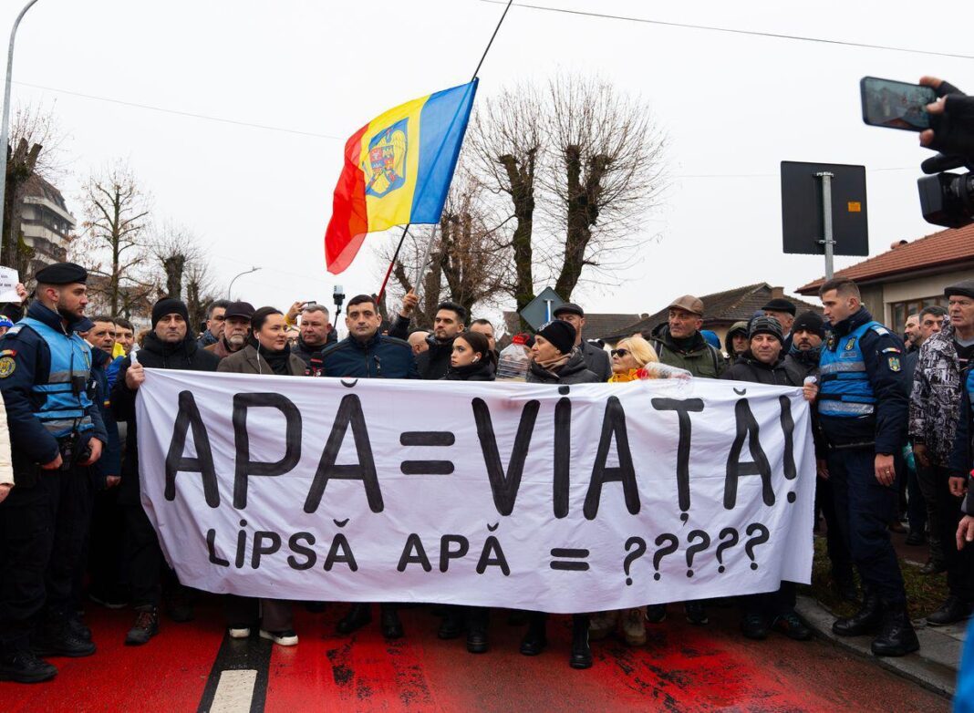 NEWS.ro: Protest AUR la Curtea de Argeş, pe fondul crizei apei potabile. George Simion: România este condusă de o guvernare incompetentă şi incapabilă să aibă grijă de cetăţeni