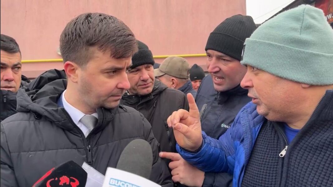 NEWS.ro: Protest în faţa primăriei oraşului sucevean Salcea, oamenii fiind nemulţumiţi de creşterea taxelor şi impozitelor locale. Primarul a venit să discute cu oamenii şi a fost apostrofat de cetăţeni