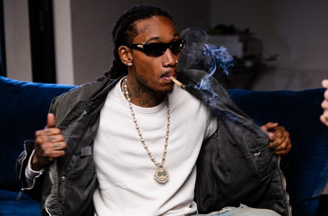 NEWS.ro: Rapperul Wiz Khalifa a depus o contestaţie la executare după ce a fost condamnat la nouă luni de închisoare pentru că a fumat o ţigară cu cannabis pe scena festivalului Beach Please