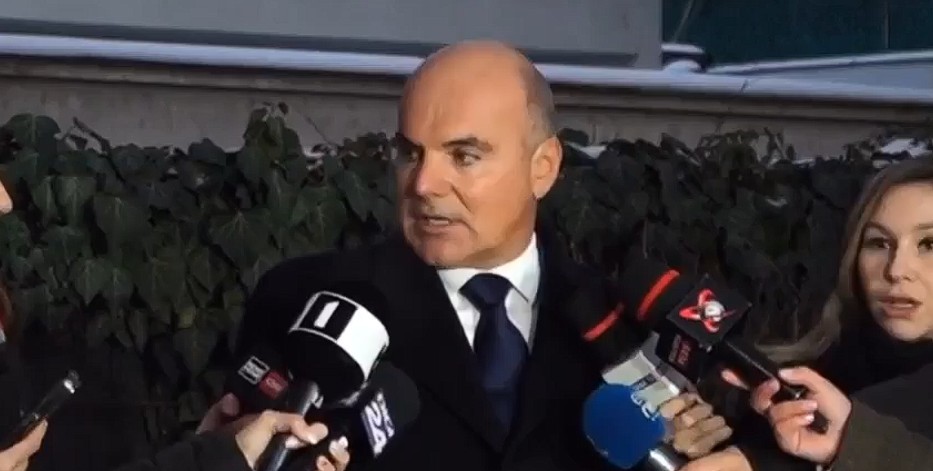 NEWS.ro: Rareş Bogdan, la şedinţa PNL: Nu vin cu gânduri războinice, pur şi simplu vreau să cer lămuriri. Vreau să ştiu de ce colegii din conducerea PNL nu ies să explice oamenilor ce se întâmplă / Unii sunt mai apropiaţi de USR decât de propriul partid