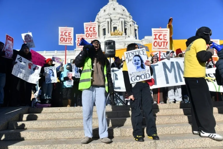 NEWS.ro: Renee Good, ucisă la 37 de ani de Poliţia Imigraţiei la Minneapolis, prezenta patru răni împuşcate, două în piept, una la braţ şi una la cap, arată un raport al pompierilor salvatori. la sosirea lor la faţa locului