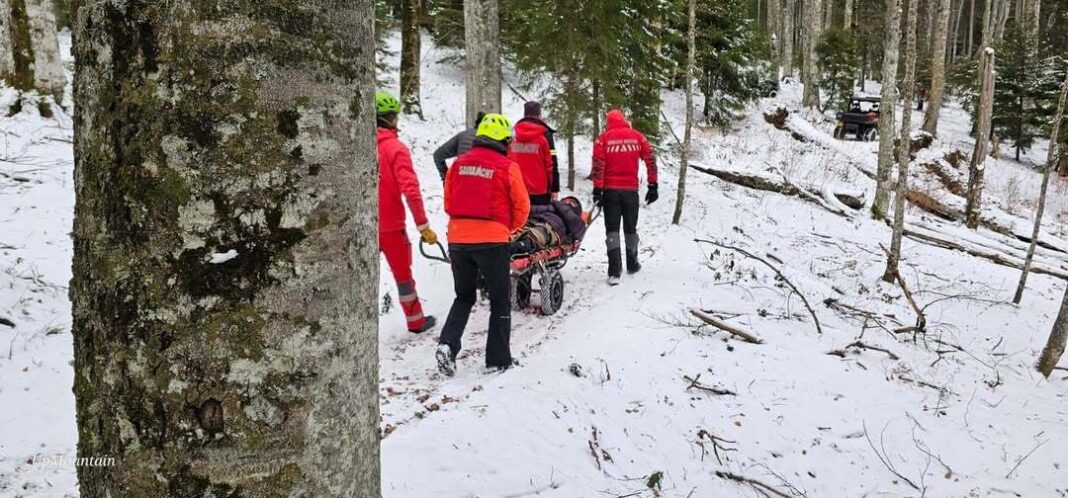 NEWS.ro: Salvamont Prahova: Intervenţie pentru salvarea unui turist ce a suferit multiple traumatisme după ce a căzut cu ATV-ul într-o râpă din Munţii Baiului