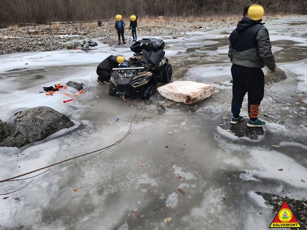 NEWS.ro: Salvamont Vrancea: Două persoane au căzut cu ATV-ul la intrarea în Cheile Tişiţei