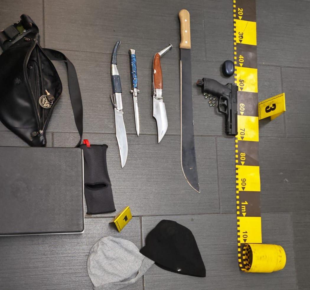 NEWS.ro: Şapte tineri au fost reţinuţi după ce s-au bătut în vestiarul unei săli de sport din sectorul 6 al Capitalei/ Asupra scandalagiilor au fost găsite cuţite, o sabie şi spray-uri lacrimogene - VIDEO