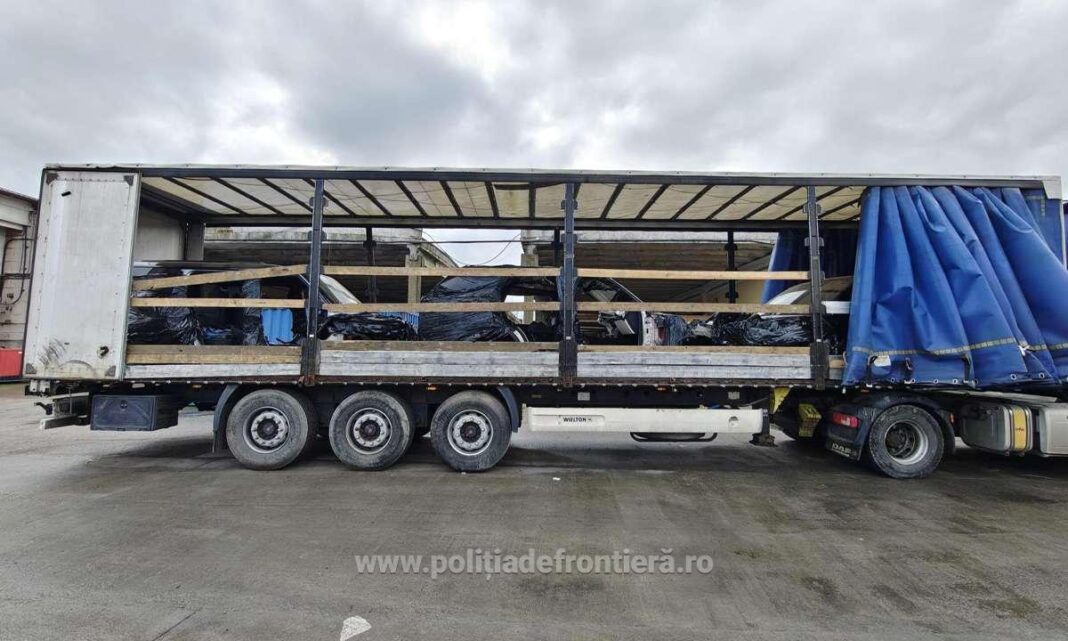 NEWS.ro: Şase autoturisme furate, estimate la o valoare totală de 2 milioane de lei, descoperite de poliţiştii de frontieră/ Trei dintre acestea fuseseră dezmembrate pentru a fi transportate şi exportate