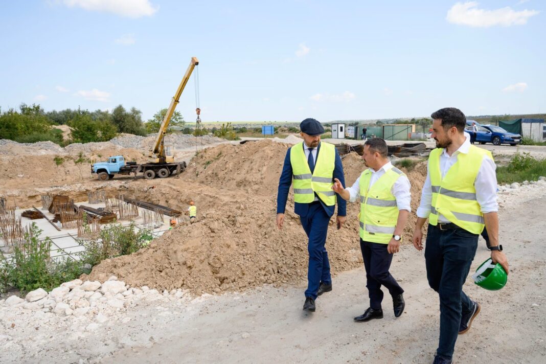 NEWS.ro: Secretarul de stat Irinel Scrioşteanu anunţă primii kilometri de autostradă din Republica Moldova: A fost lansată licitaţia pentru proiectarea şi execuţia ultimului lot aferent tronsonului Târgu Neamţ-Iaşi-Ungheni, parte din Autostrada Unirii A8