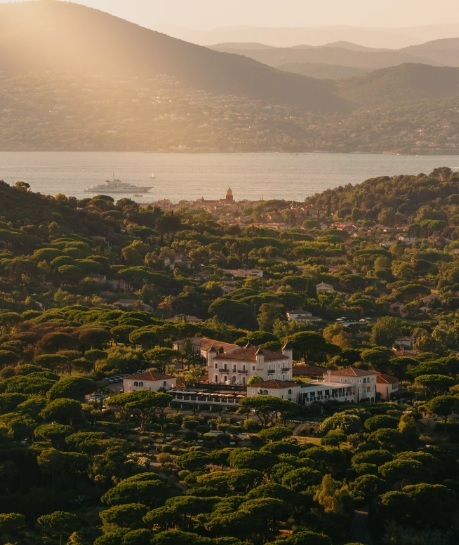 NEWS.ro: Sezonul 4 al serialului „The White Lotus” va fi filmat într-un castel din secolul al XIX-lea din Saint-Tropez - FOTO