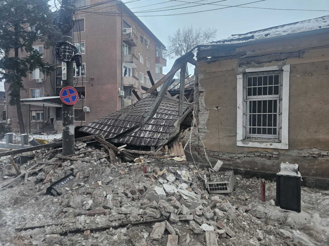 NEWS.ro: Sidepol, distribuind imagini care surprind momentul deflagraţiei de la Poliţia Lugoj: Explozia s-a produs după ce un coleg a conectat un radiator electric, într-un sediu cu instalaţii vechi şi probleme la reţeaua de gaz – VIDEO