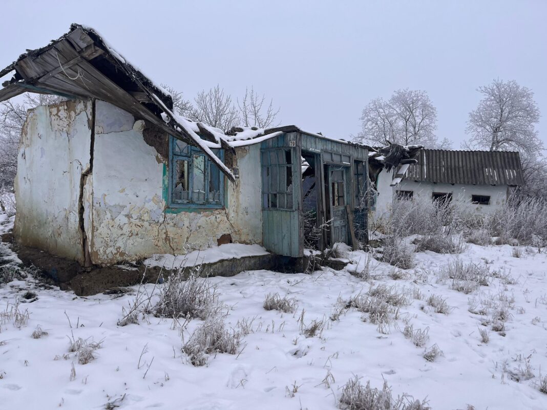 NEWS.ro: Sindicatul Europol publică fotografii de la adrese la care se presupune că ar locui persoanele din Moldova, Ucraina şi Rusia care au cerut documente româneşti în baza unor acte false – Sunt imobile dărăpănate, fără geamuri şi acoperişuri, între buruieni