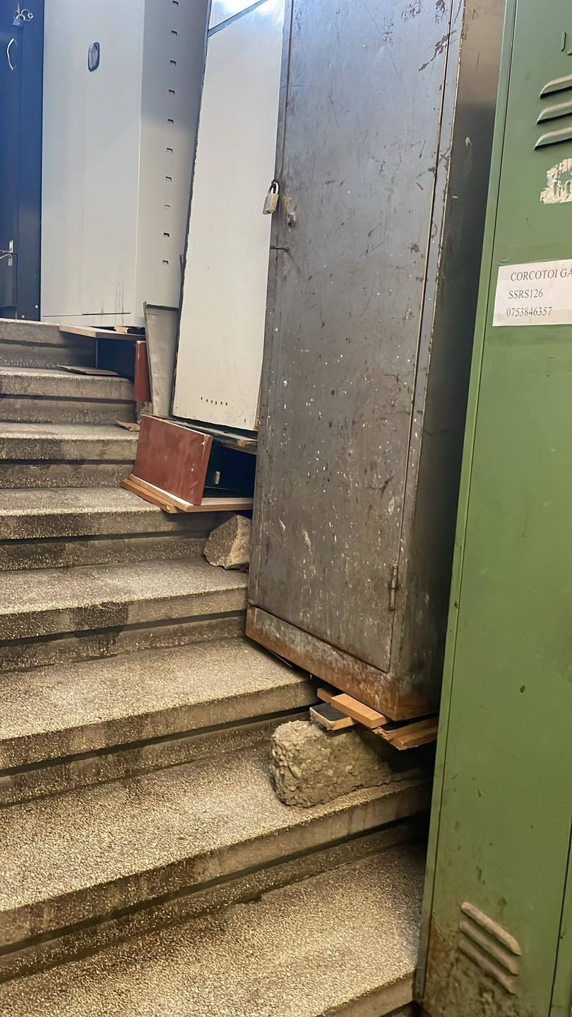 NEWS.ro: Sindicatul Europol reclamă o ”bombă cu ceas” la Brigada Rutieră Bucureşti, unde mai multe dulapuri şi fişete sunt depozitate pe scări şi holuri, fiind stabilizate cu bolovani sau bucăţi de lemn: Şoferii să se prezinte cu căşti de protecţie - FOTO
