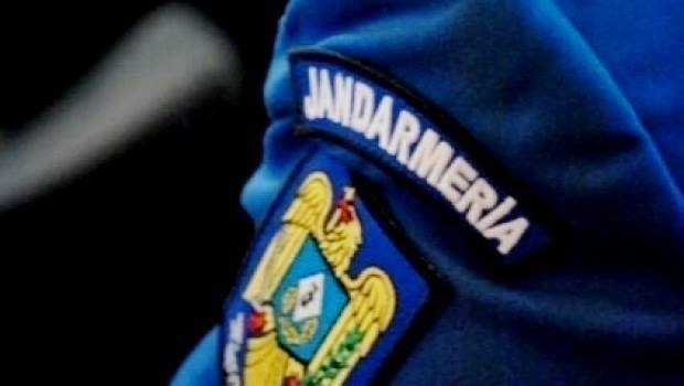 NEWS.ro: Sindicatul Poliţiştilor din România ”Diamantul” susţine că la Gruparea Mobilă de Jandarmi Constanţa există ture de 19 ore, odihnă de patru ore, iar subofiţerii sunt puşi să monteze gresie / Conducerea Grupării respinge acuzaţiile de abuz sau încălcare a d