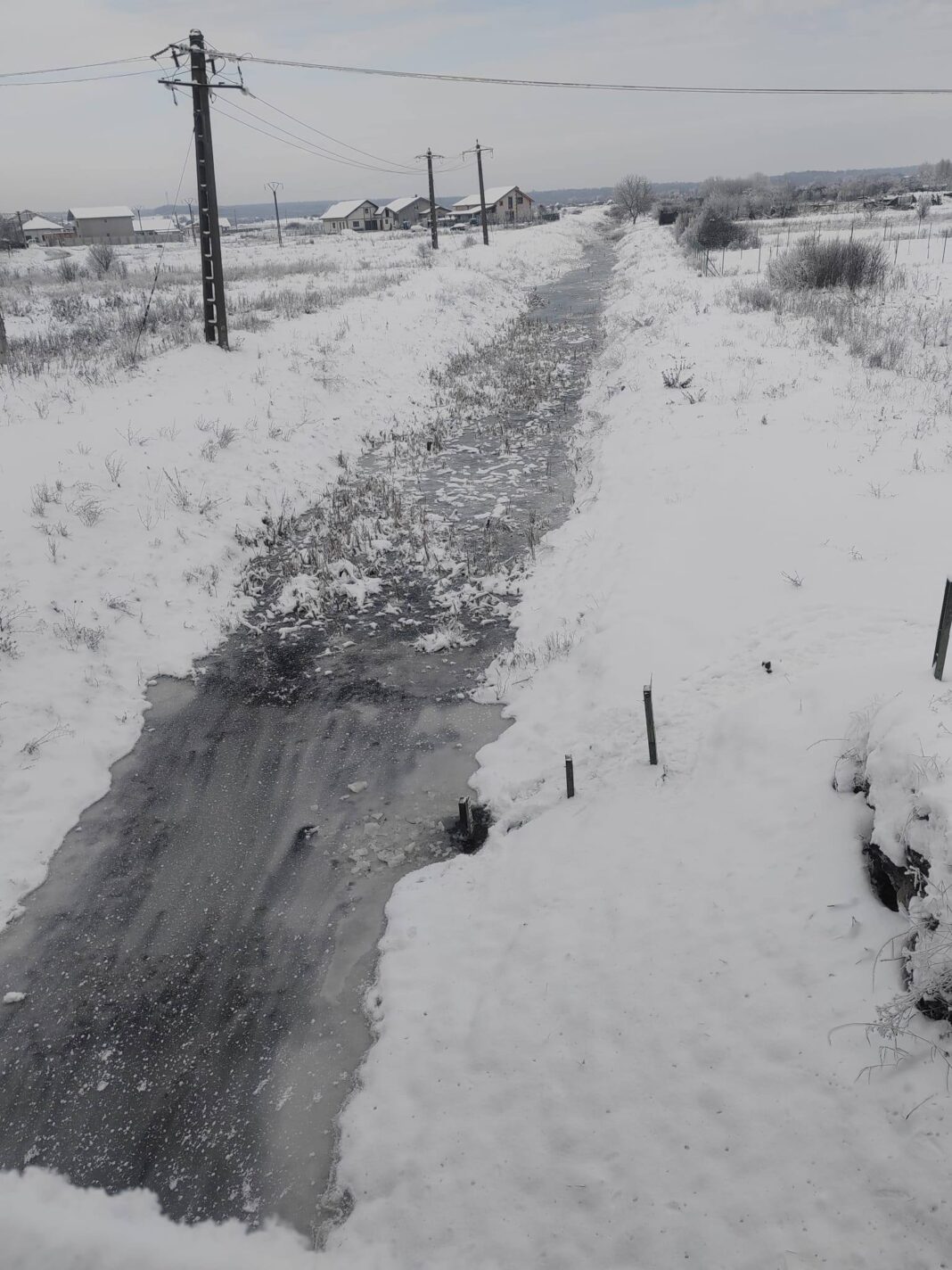 NEWS.ro: Specialiştii anunţă că s-a format pod de gheaţă pe cursuri de apă din Banat / Unde a fost înregistrat fenomentul