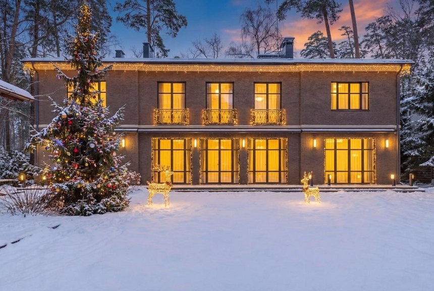 NEWS.ro: Steven Seagal scoate la vânzare conacul său din Moscova pentru aproximativ 7,5 milioane de dolari - FOTO