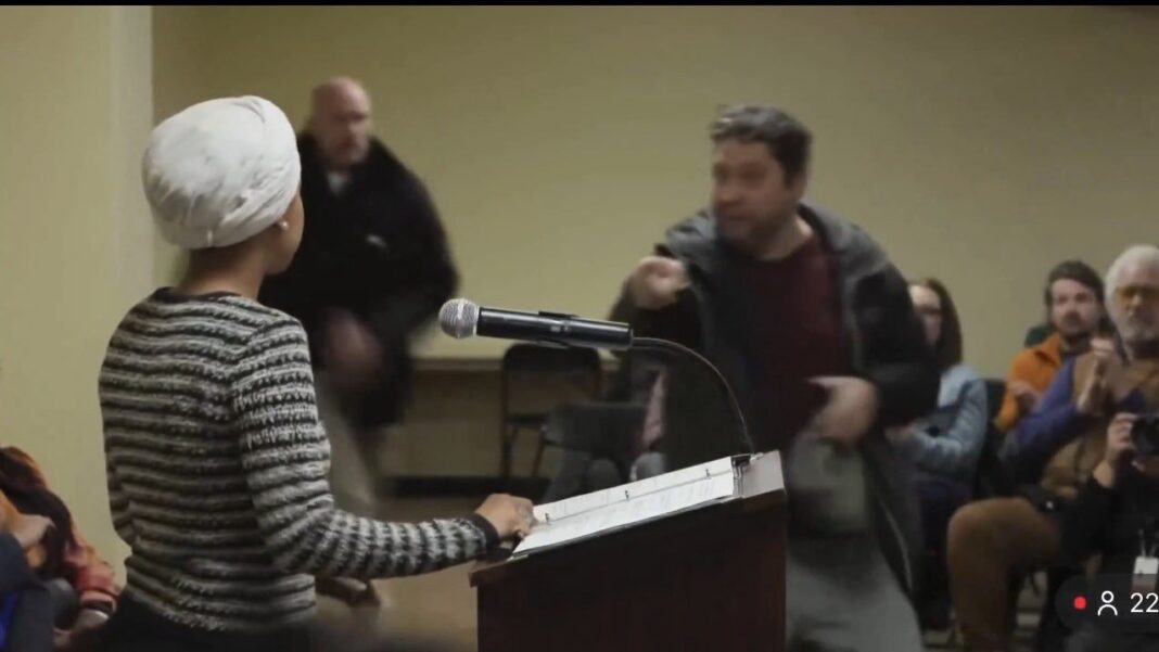 NEWS.ro: SUA - Un bărbat a pulverizat o substanţă necunoscută asupra unei deputate, la câteva secunde după ce a cerut demisia lui Kristi Noem