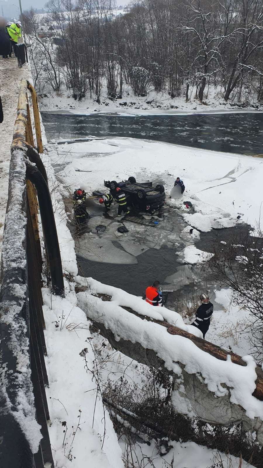 NEWS.ro: Suceava -  Autoturism în care se aflau doi adulţi şi patru copii, răsturnat în albia râului Bistriţa, în municipiul Vatra Dornei - FOTO