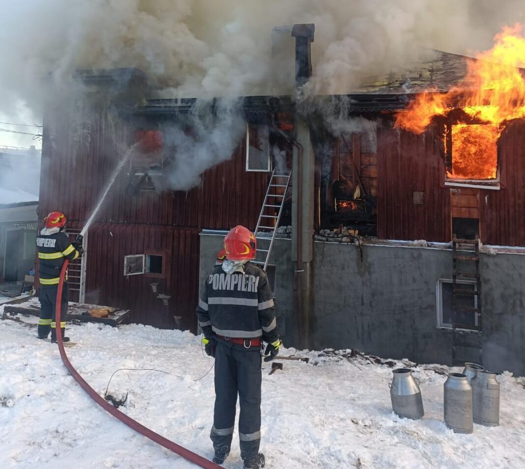 NEWS.ro: Suceava: Incendiu puternic la o casă din localitatea Şaru Dornei/ Există riscul ca flăcările să se extindă la alte construcţii FOTO