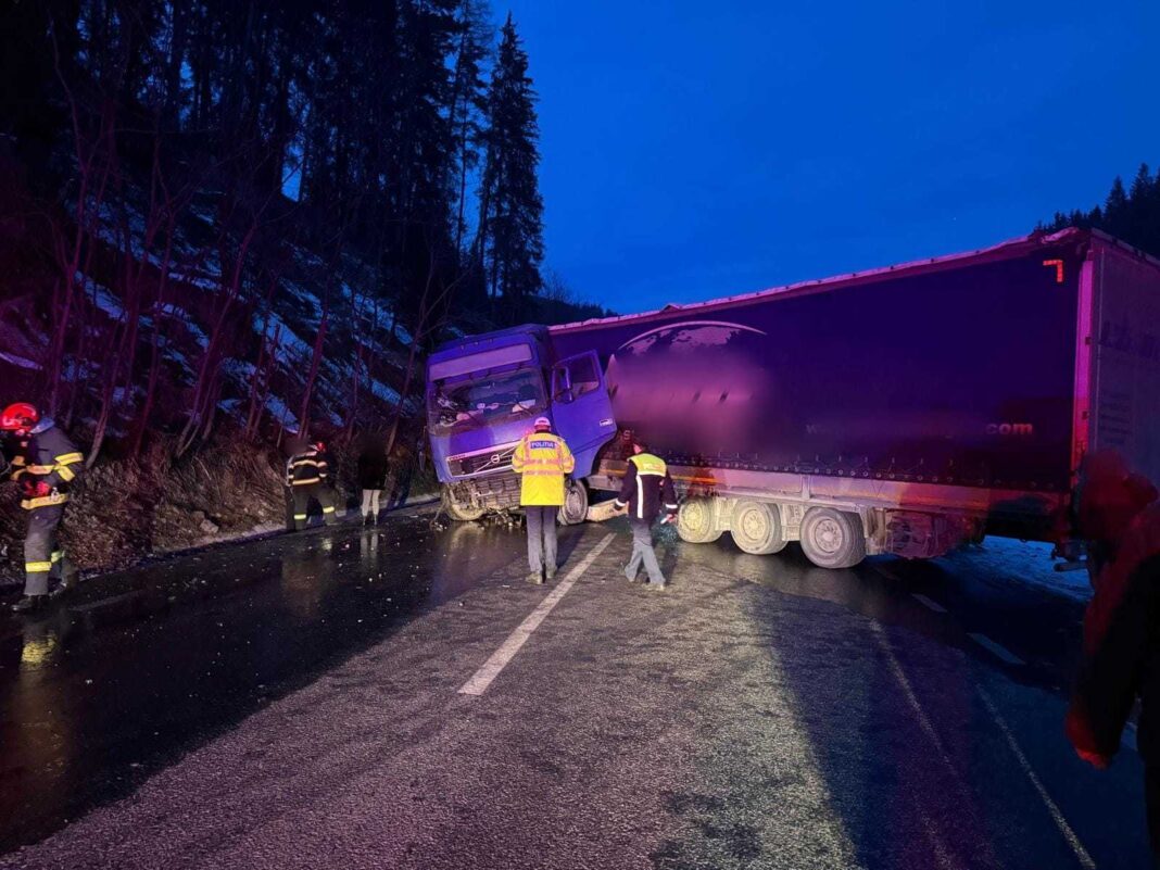 NEWS.ro: Suceava: Trafic blocat pe DN 17, după ce un TIR a rămas blocat de-a latul şoselei