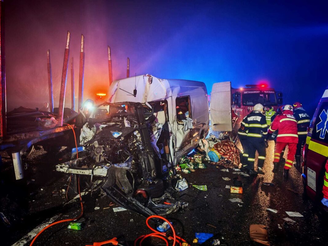 NEWS.ro: Suceava: Un mort şi trei răniţi, după ce un microbuz şi un autotren s-au ciocnit, pe DN 17/ Traficul, blocat complet - FOTO