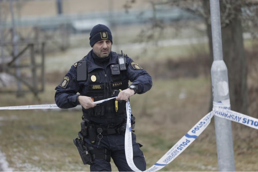 NEWS.ro: Suedia intenţionează să reducă vârsta răspunderii penale la 13 ani, pe fondul recrutării copiilor de către bandele criminale. Este luată în calcul şi restricţionarea reţelelor sociale