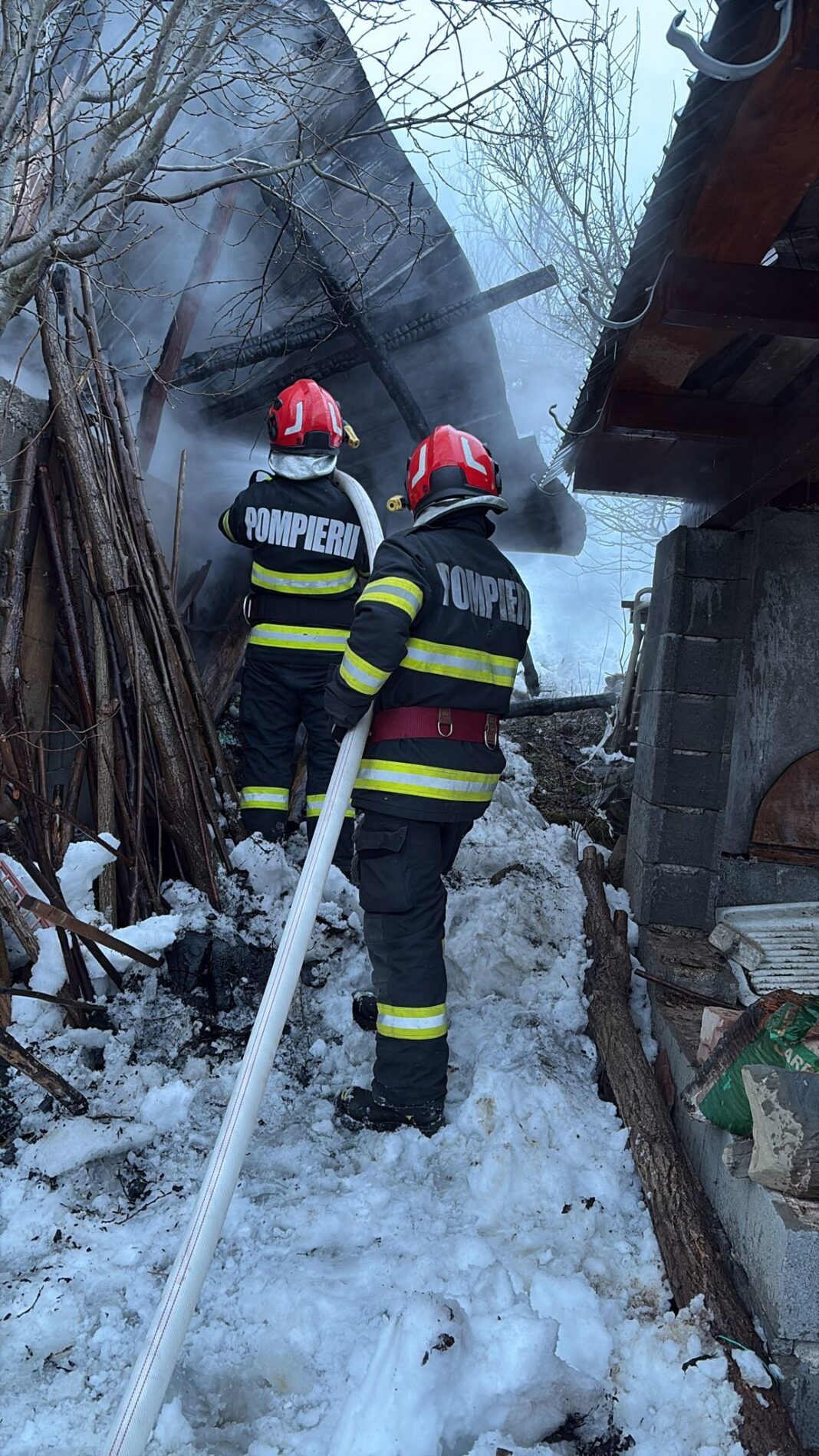 NEWS.ro: Teleorman: O bătrână de 93 de ani, cu dificultăţi de vedere, a reuşit să se salveze dintr-un incendiu care i-a cuprins locuinţa