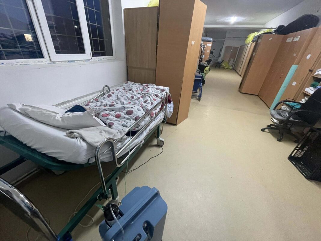 NEWS.ro: Timiş: Poliţia a deschis o anchetă după publicarea unor imagini cu paciente ale Spitalului de Psihiatrie din Jebel ţinute în condiţii improprii/ Şi prefectul a făcut verificări, arătând că se fac lucrări de modernizare, pacienţii fiind relocaţi
