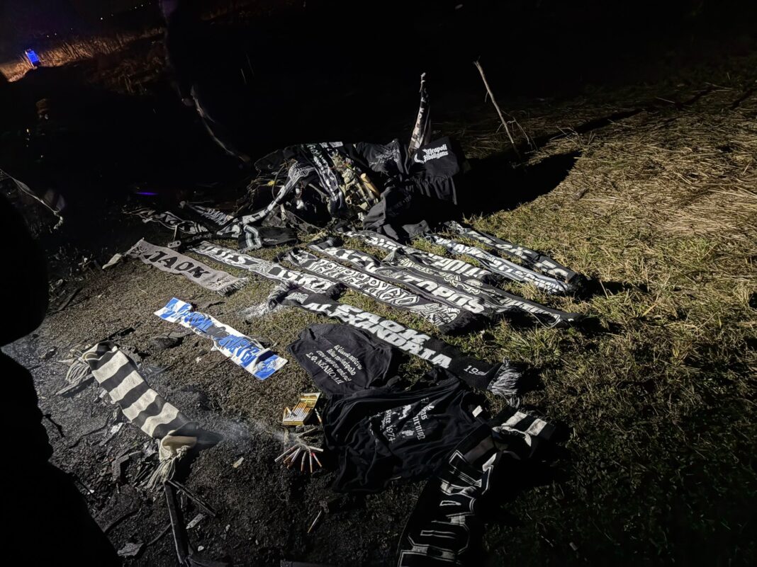 NEWS.ro: Timiş: Suporterii PAOK Salonic au aprins torţe şi au aşezat fulare cu însemnele echipei la locul accidentului / Ambasadoarea Republicii Elene la Bucureşti a revenit la spital, unde sunt internaţi cei 3 răniţi / Un jurnalist a fost agresat