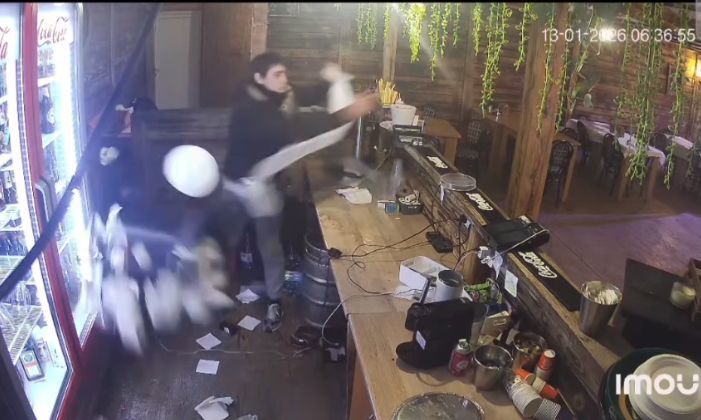 NEWS.ro: Timiş: Un tânăr, posibil aflat sub influenţa substanţelor interzise, a distrus mai multe bunuri dintr-un local – VIDEO