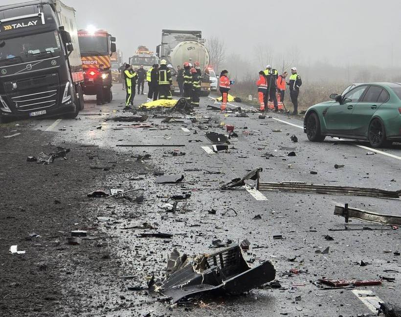 NEWS.ro: Titi Aur, ipoteze privind cauzele accidentului cu şapte morţi, din Timiş: Fie şoferului i s-a făcut rău chiar în acel moment, fie ceva i-a distras atenţia. Nu a fost o pierdere clasică a controlului maşinii VIDEO