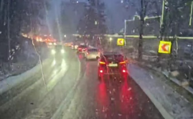 NEWS.ro: Trafic foarte aglomerat pe DN 7 - Valea OItului, unde ninge puternic - VIDEO