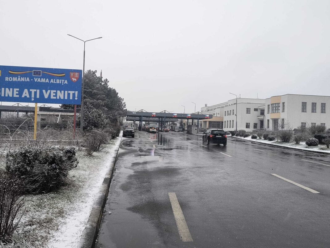 NEWS.ro: Trafic intens la frontiera de est a României, în special pe sensul de intrare în ţară/ Aproximativ 15.000 de persoane au intrat în ţară, în ultimele 48 de ore, pe la Albiţa/ Au fost luate măsuri pentru menţinerea fluenţei circulaţiei