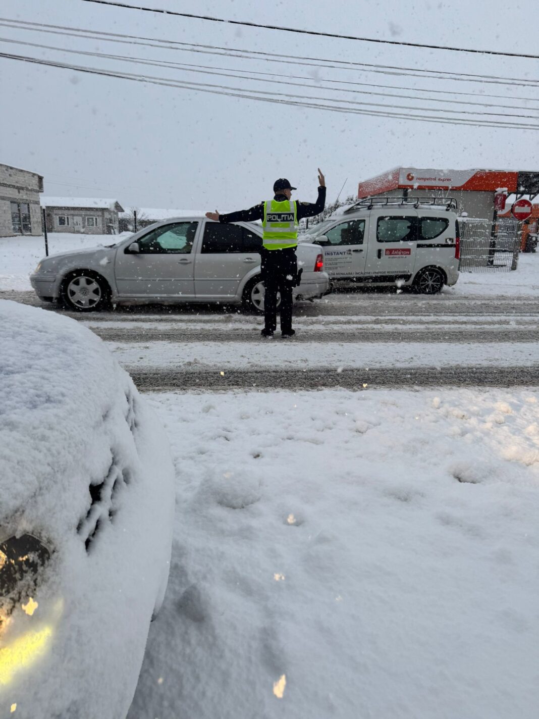 NEWS.ro: Trafic intens pe DN 1, în judeţul Prahova / Coloană de 7 kilometri la Comarnic / Peste 30 de poliţişti rutieri dirijează circulaţia / Rute alternative şi recomandări