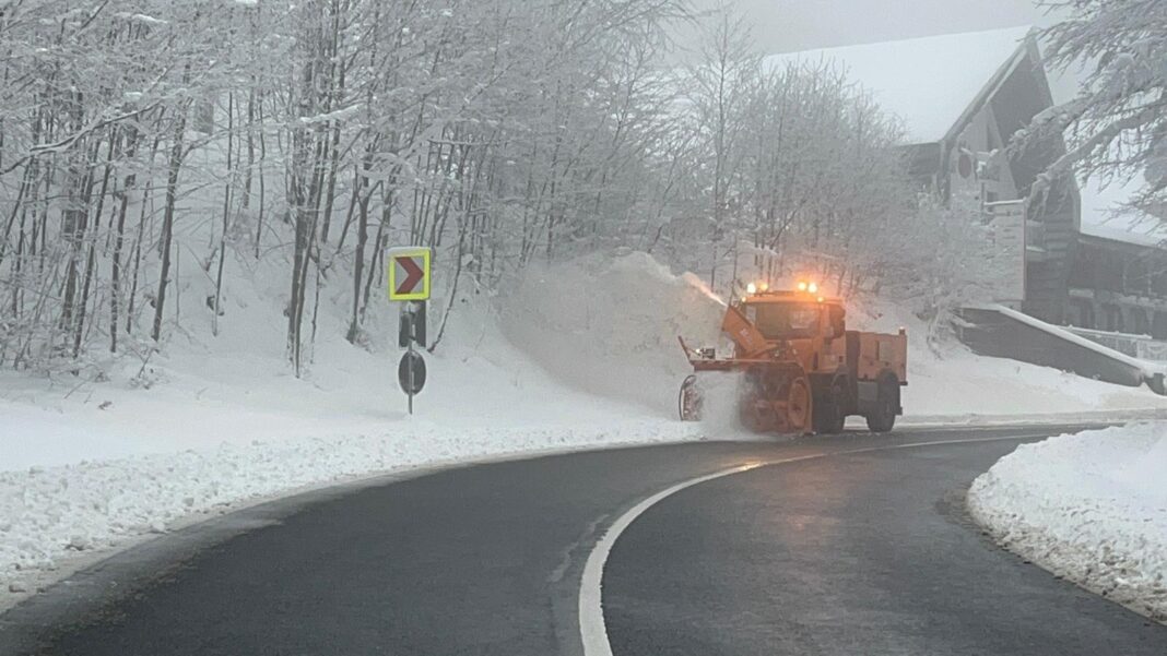NEWS.ro: Trafic oprit între Predeal şi Râşnov, pe DN 73A, pentru a curăţa şoseaua / Copac căzut pe DN 75, în judeţul Alba / Apel al autorităţilor din Maramureş ca şoferii să nu intre pe sectoarele de drum închise