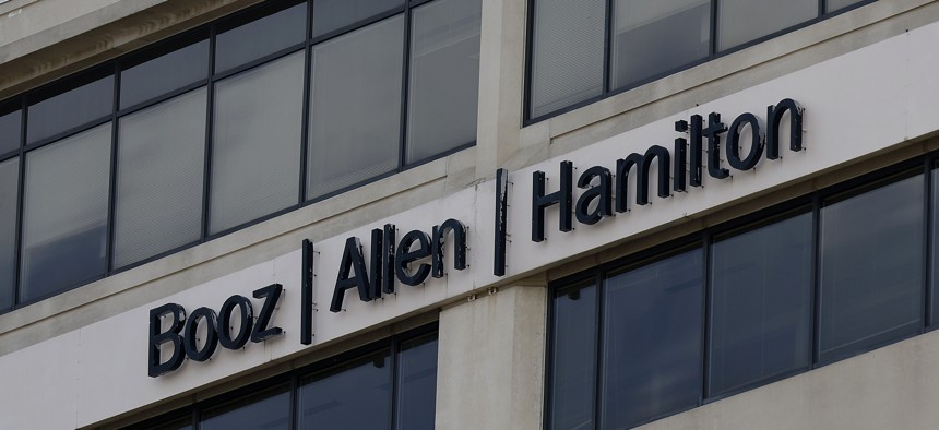 NEWS.ro: Trezoreria SUA anulează contractele cu firma Booz Allen după divulgarea în public a dosarelor fiscale ale lui Trump; acţiunile companiei scad