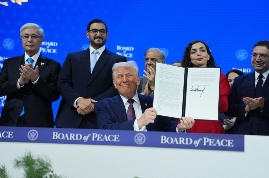 NEWS.ro: Trump anunţă, la prezentarea ”Consiliului Păcii”, la Davos că va colabora cu ONU. Problemele din O.Mijlociu, ”nişte incendii mici” în Fâşia Gaza, urmează să fie rezolvare ”foarte repede”