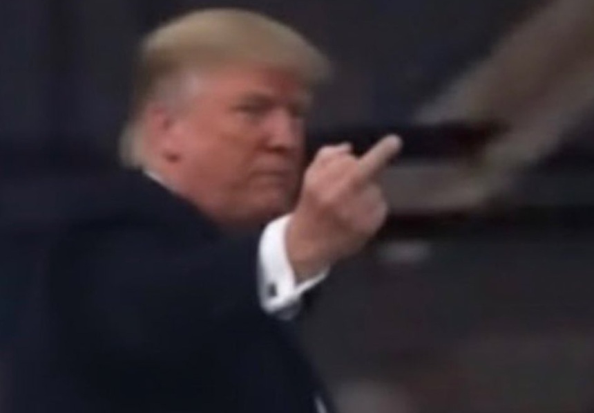 NEWS.ro: Trump, filmat arătând degetul, într-o vizită la o fabrică Ford, la Detroit. Casa Albă consideră că a dat un răspuns ”adecvat şi lipsit de ambiguitate”. Destinatarul gestului urla ”protectorul pedofilului”, dezvăluie TMZ