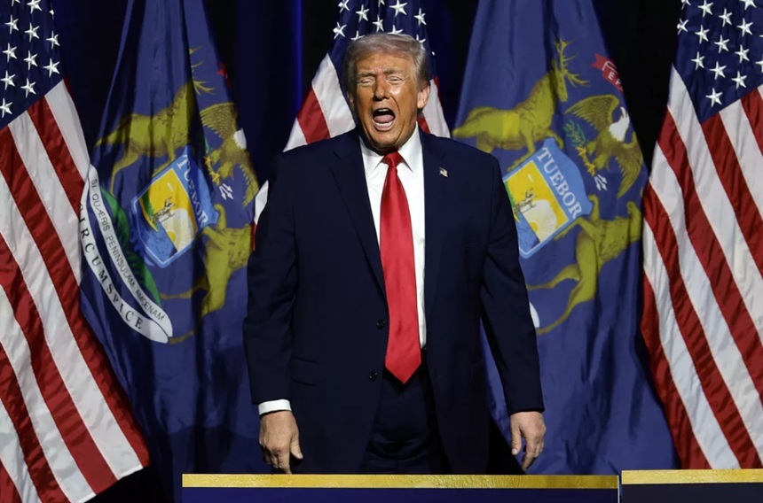 NEWS.ro: Trump îl caricaturizează şi-l imită, într-un discurs la o fabrică Ford, în Detroit, pe Biden. ”Era complet drogat”