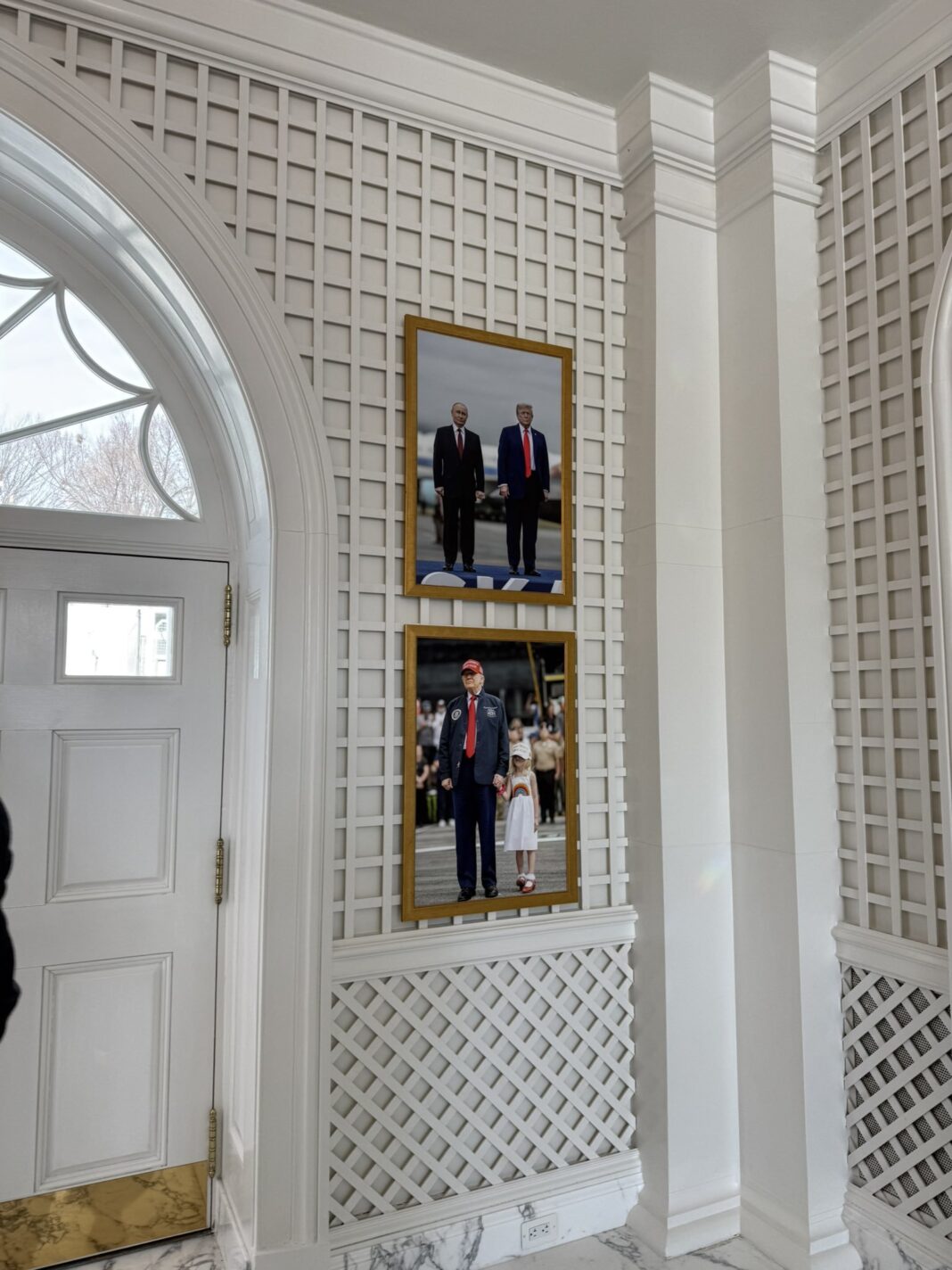 NEWS.ro: Trump şi-a pus pe un perete la Casa Albă o fotografie înrămată cu el şi Putin - FOTO