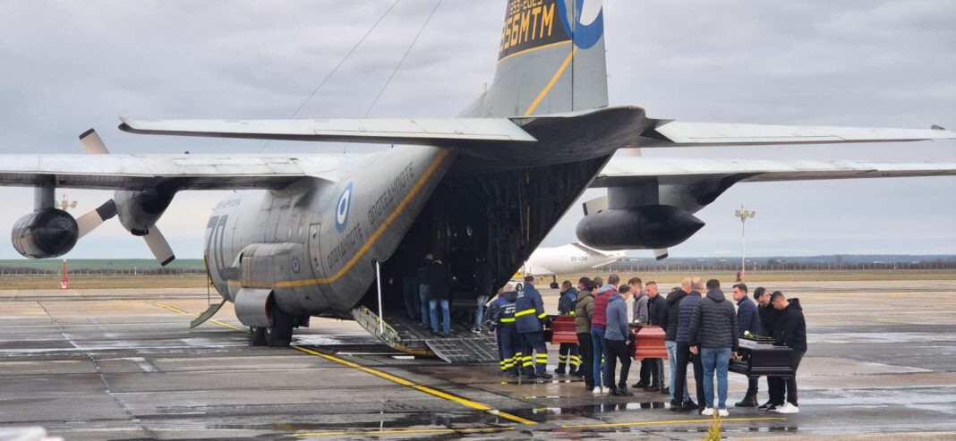 NEWS.ro: Trupurile celor şapte suporteri ai PAOK Salonic, morţi în accidentul din Timiş, transportate în Grecia cu un avion militar