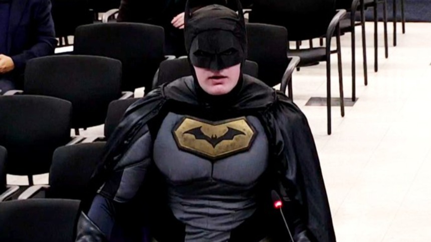 NEWS.ro: Un ”Batman” cere autorităţilor din Santa Clara, într-o şedinţă a Consiliului Municipal, să se asigure ca ICE să nu aibă acces la resursele locale înainte de Super Bowl, prevăzut la 8 februarie în oraş