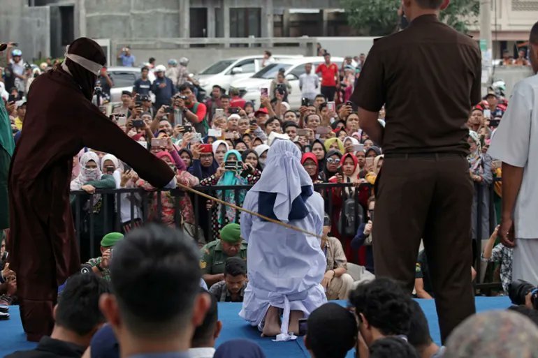 NEWS.ro: Un cuplu indonezian a fost pedepsit cu 140 de lovituri de nuia pentru relaţii sexuale şi consum de alcool. Femeia a leşinat